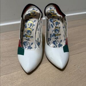 Gucci White and Green Heels with Red Accents